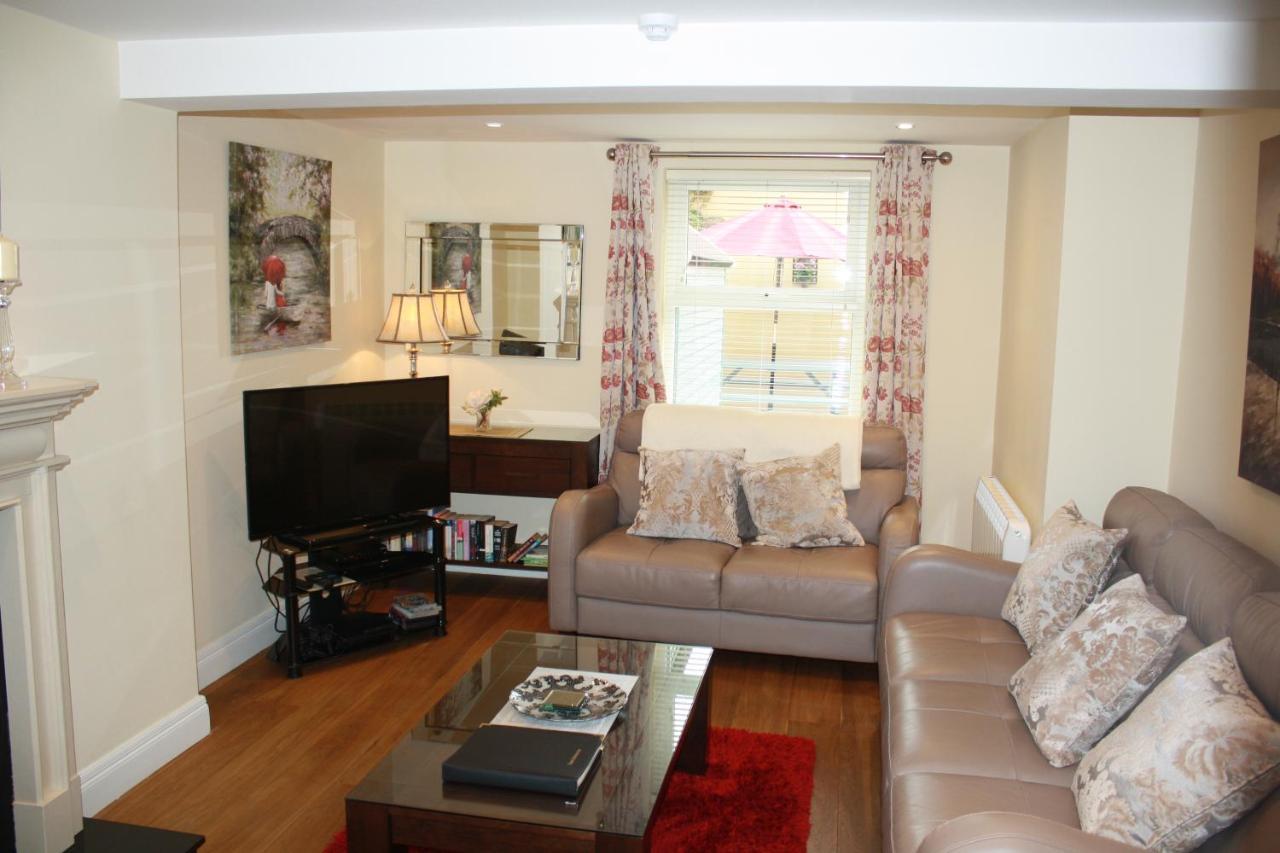 Luxury Townhouse -Free Private Parking- 2 Bedrooms Both En-Suite -Sleeps 5 - Fully Equipped Kitchen, Dining Room- Living Room With Tv Dvd Outside Courtyard With Seating - Fast Wi-Fi- 2-Minute Walk To Town Centre คิลลาร์นีย์ ภายนอก รูปภาพ