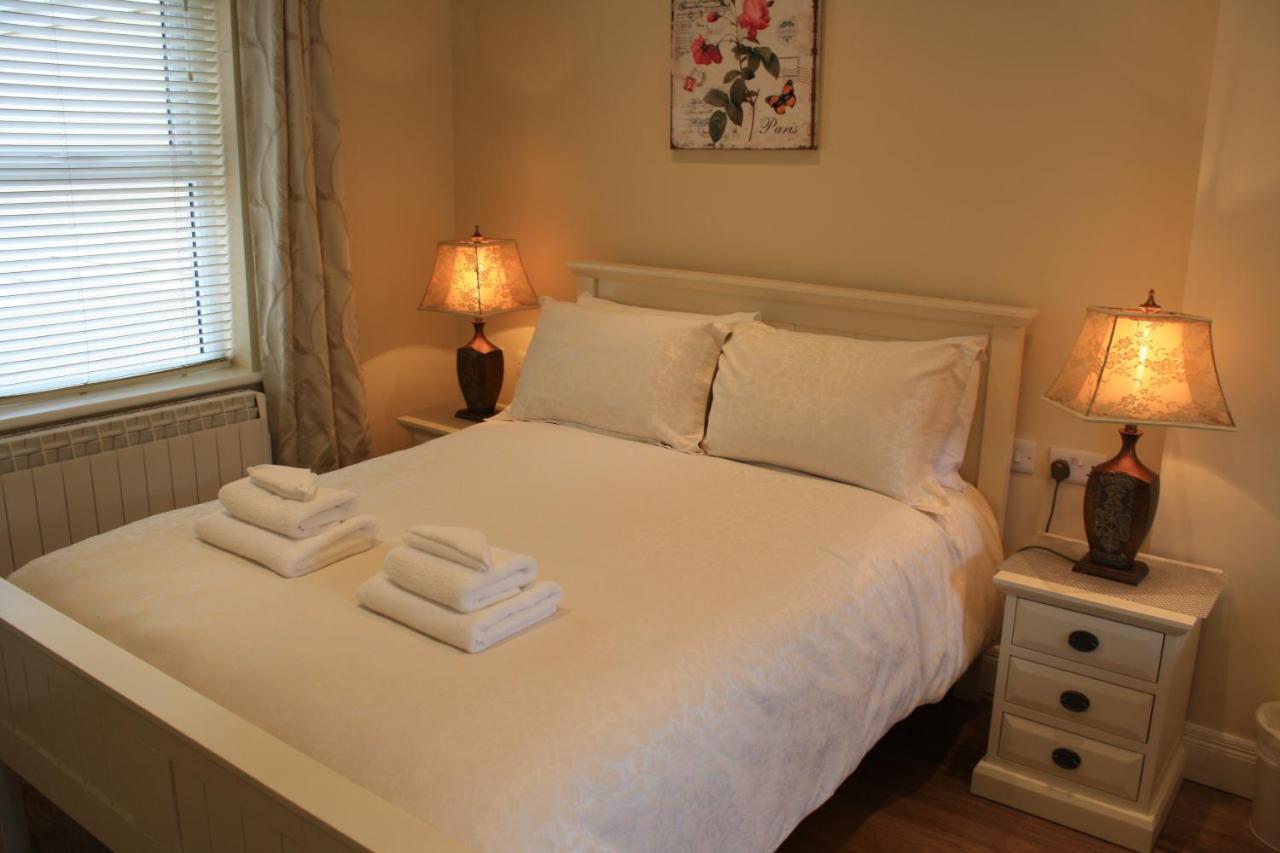 Luxury Townhouse -Free Private Parking- 2 Bedrooms Both En-Suite -Sleeps 5 - Fully Equipped Kitchen, Dining Room- Living Room With Tv Dvd Outside Courtyard With Seating - Fast Wi-Fi- 2-Minute Walk To Town Centre คิลลาร์นีย์ ภายนอก รูปภาพ