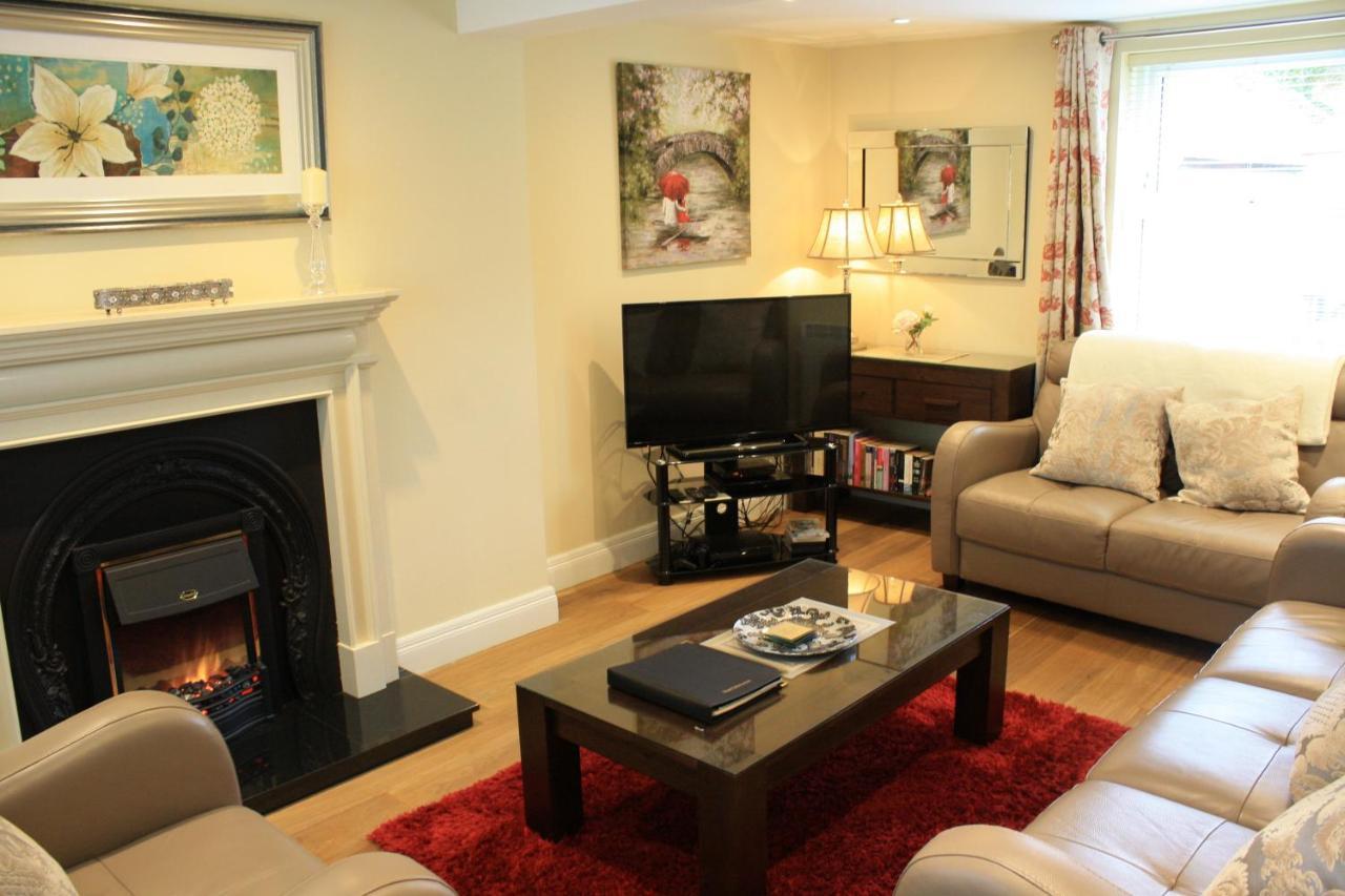 Luxury Townhouse -Free Private Parking- 2 Bedrooms Both En-Suite -Sleeps 5 - Fully Equipped Kitchen, Dining Room- Living Room With Tv Dvd Outside Courtyard With Seating - Fast Wi-Fi- 2-Minute Walk To Town Centre คิลลาร์นีย์ ภายนอก รูปภาพ