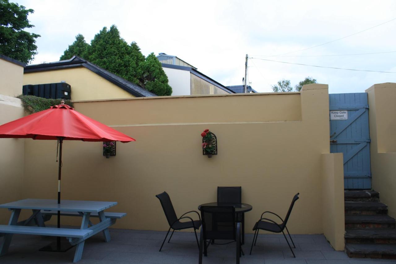 Luxury Townhouse -Free Private Parking- 2 Bedrooms Both En-Suite -Sleeps 5 - Fully Equipped Kitchen, Dining Room- Living Room With Tv Dvd Outside Courtyard With Seating - Fast Wi-Fi- 2-Minute Walk To Town Centre คิลลาร์นีย์ ภายนอก รูปภาพ