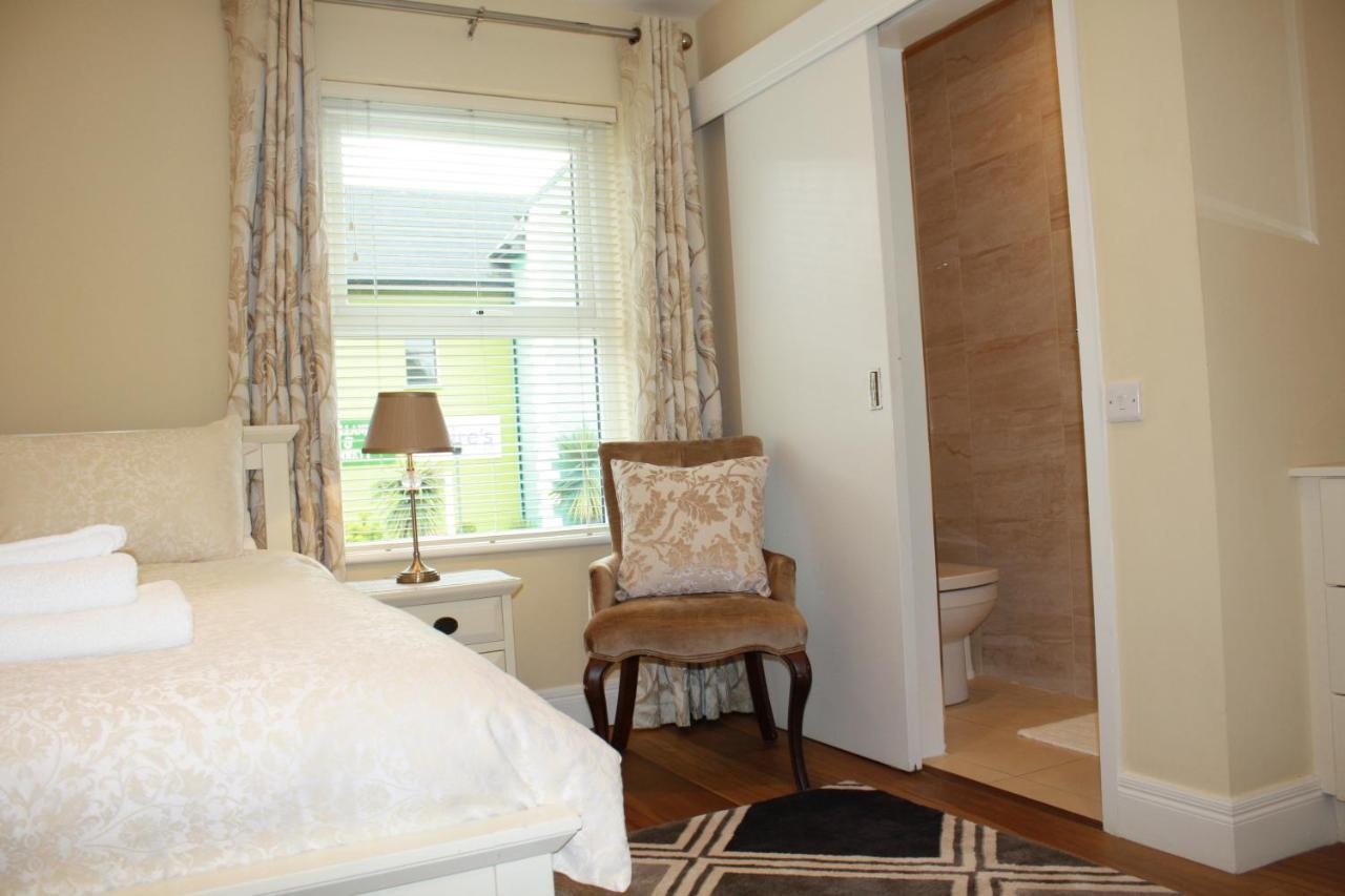 Luxury Townhouse -Free Private Parking- 2 Bedrooms Both En-Suite -Sleeps 5 - Fully Equipped Kitchen, Dining Room- Living Room With Tv Dvd Outside Courtyard With Seating - Fast Wi-Fi- 2-Minute Walk To Town Centre คิลลาร์นีย์ ภายนอก รูปภาพ