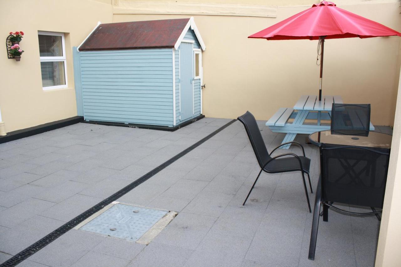 Luxury Townhouse -Free Private Parking- 2 Bedrooms Both En-Suite -Sleeps 5 - Fully Equipped Kitchen, Dining Room- Living Room With Tv Dvd Outside Courtyard With Seating - Fast Wi-Fi- 2-Minute Walk To Town Centre คิลลาร์นีย์ ภายนอก รูปภาพ